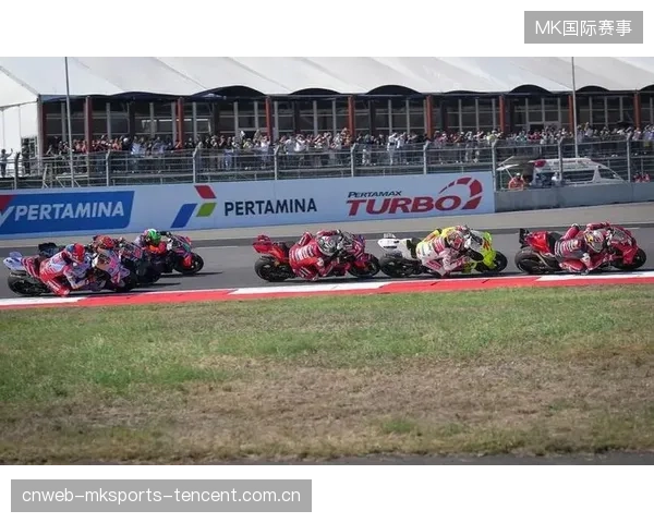 MotoGP极速倾斜过弯画面极具冲击力：速度、角度与光影的极致对话